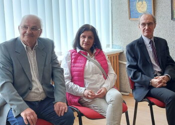Susirinkusieji gyvai šnekėjosi su knygos sudarytojais Rimantu Baniu (kairėje), Lina Beleckaite-Stukiene ir Virginijumi Lackumi.  			                  Vitos Ražanskienės nuotr.