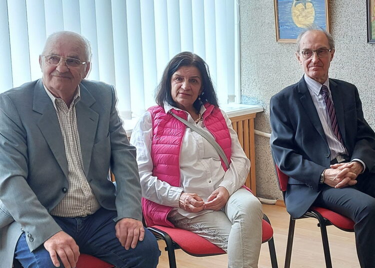 Susirinkusieji gyvai šnekėjosi su knygos sudarytojais Rimantu Baniu (kairėje), Lina Beleckaite-Stukiene ir Virginijumi Lackumi.  			                  Vitos Ražanskienės nuotr.