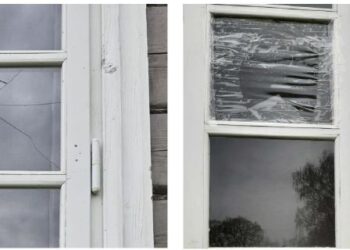 Jau „tradicija“, kad kasmet išdaužiama po vieną Kurklių sinagogos langą. Kairėje – taip atrodė
langas išdaužtas šią savaitę, dešinėje – išdaužtas pernai. Anykščių menų centro nuotr