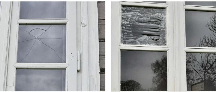Jau „tradicija“, kad kasmet išdaužiama po vieną Kurklių sinagogos langą. Kairėje – taip atrodė
langas išdaužtas šią savaitę, dešinėje – išdaužtas pernai. Anykščių menų centro nuotr