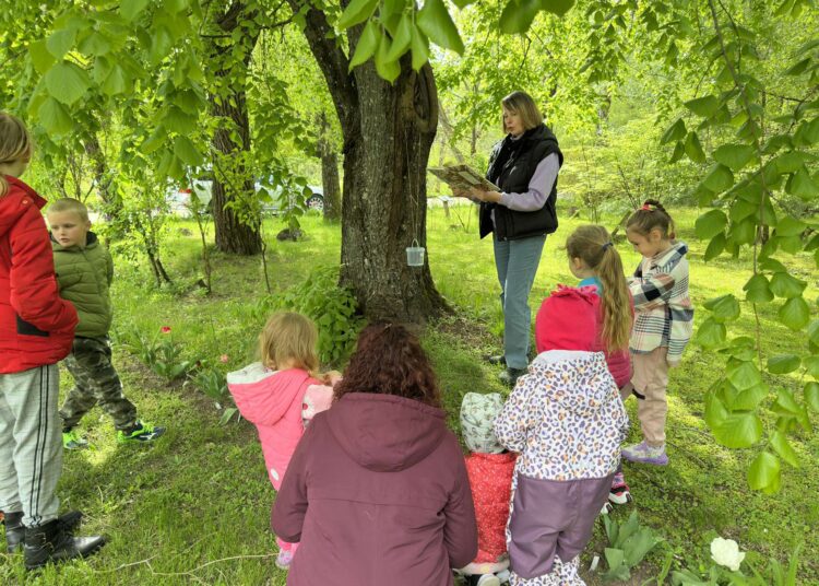 Traupio bibliotekos bibliotekininkė Ramunė Musteikienė Traupio botanikos sode skaitė Antano Baranausko poemą „Anykščių šilelis“, stabtelėdama vis prie kito kūrinyje „Anykščių šilelis“ apdainuoto medžio.                             Traupio bibliotekos nuotr.