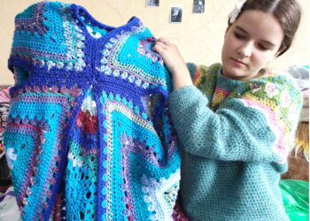 Originaliai mezganti T.Kraujalė jau turi ir savų gerbėjų, prašančių ir jiems sukurti išskirtinį šiltą ir ryškų drabužį. G.Kudirkienės nuotr.