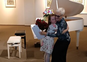 Darželinukus pianinu groti mokanti Irena Meldaikienė sakė, kad, dirbdama su mažaisiais, gauna labai daug šilumos.