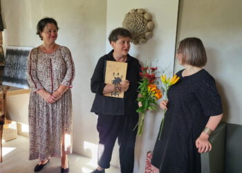 Dizainerė Jolanta Rimkutė (centre), keramikė Ramunė Pranckevičiūtė ir grafikė Loreta Uzdraitė liepos viduryje paminėjo profesionalaus meno Janydžių galerijos vienerių metų sukaktį.