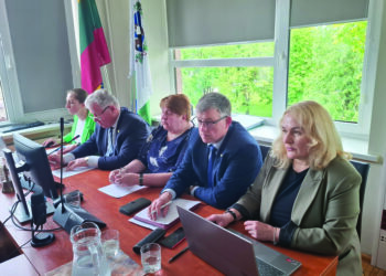 Anykščių rajono meras Kęstutis Tubis (antras iš kairės) tikina, kad, dalyvaudama energetikos klasteryje, savivaldybė sumokėtų dvigubai mažiau už paskolas, negu dabar išleidžia elektros energijai pirkti.