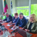 Anykščių rajono meras Kęstutis Tubis (antras iš kairės) tikina, kad, dalyvaudama energetikos klasteryje, savivaldybė sumokėtų dvigubai mažiau už paskolas, negu dabar išleidžia elektros energijai pirkti.