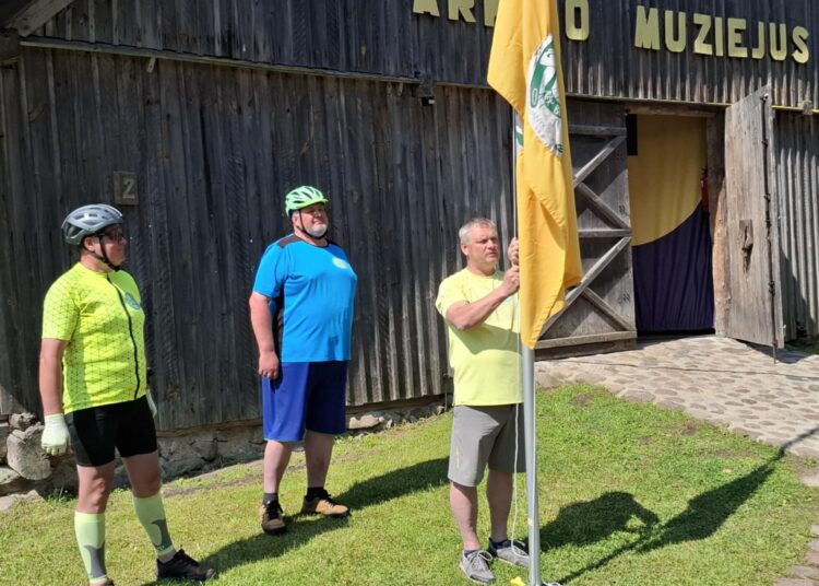 Šventės vėliavą kėlė prof. Petro Vasinausko dukros Danutės sūnus Andrius Čeponis, kuris sumanė kelionę į Arklio muziejų dviračiais.