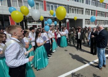 Charkivo meras I. Terechovas džiaugėsi moksleivių pasiekimais ir kartu su abiturientais leido svajonių balionus į dangų.