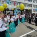 Charkivo meras I. Terechovas džiaugėsi moksleivių pasiekimais ir kartu su abiturientais leido svajonių balionus į dangų.