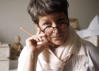 Dizainerė Jolanta Rimkutė pasakojo, kad dėvėtų drabužių parduotuvėse dažnai „išgelbėja“ kokybiškus drabužius – jei jie pačiai dizainerei netinka, randa, kam padovanoti.