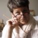 Dizainerė Jolanta Rimkutė pasakojo, kad dėvėtų drabužių parduotuvėse dažnai „išgelbėja“ kokybiškus drabužius – jei jie pačiai dizainerei netinka, randa, kam padovanoti.