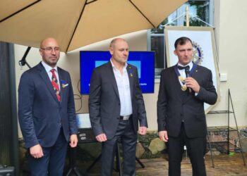 Arnas Šajevičius (dešinėje)Anykščių Rotary klubo prezidento pareigose pakeitė Valdą Žalą (kairėje). Nuotrauka iš Anykščių Rotary klubo feisbuko.