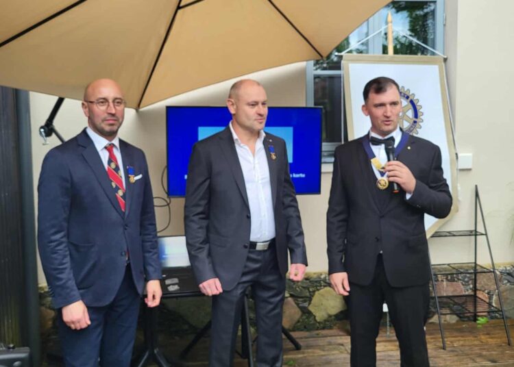 Arnas Šajevičius (dešinėje)Anykščių Rotary klubo prezidento pareigose pakeitė Valdą Žalą (kairėje). Nuotrauka iš Anykščių Rotary klubo feisbuko.