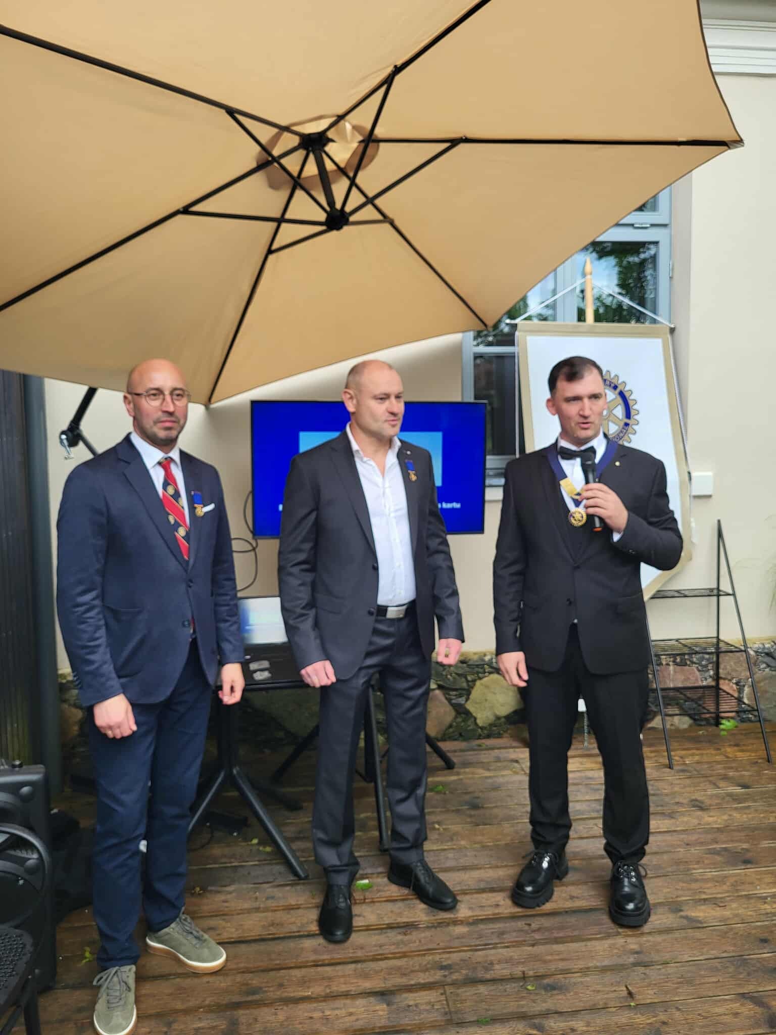 Arnas Šajevičius (dešinėje)Anykščių Rotary klubo prezidento pareigose pakeitė Valdą Žalą (kairėje). Nuotrauka iš Anykščių Rotary klubo feisbuko.