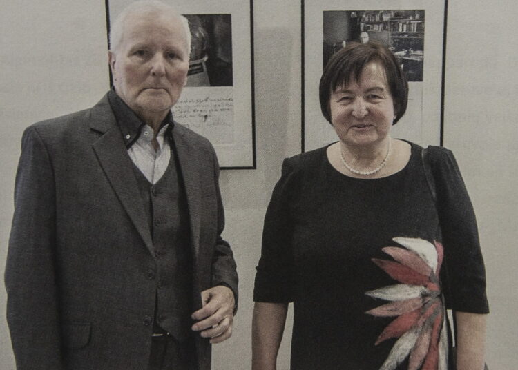 Jubiliejinės 75-ečio parodos „Veidai ir mintys“ atidarymas „Prospekto“ galerijoje. Knygos autorė Pranciška Regina Liubertaitė su Algimantu Žižiūnu.	            Ramūno Danisevičiaus nuotr.