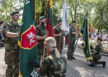 Prie paminklo Laisvei prisiekė nauji Šaulių sąjungos nariai.