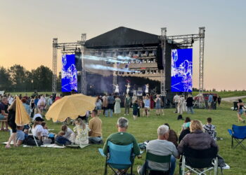 Šeštadienio vakare aikštė priešais didžiąją sceną vargu ar buvo užpildyta 50 procentų.