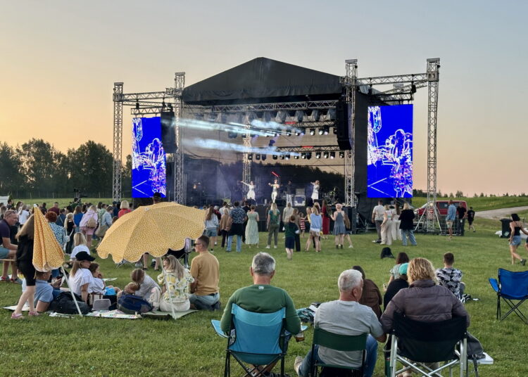 Šeštadienio vakare aikštė priešais didžiąją sceną vargu ar buvo užpildyta 50 procentų.