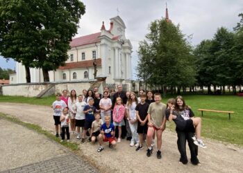 Troškūnų Švč. Trejybės bažnyčios klebono Tomo Paliukėno organizuotoje katalikiškoje stovykloje laiką leido per dvidešimt vaikų.              Troškūnų Švč. Trejybės bažnyčios ir vienuolyno ansamblio nuotr.