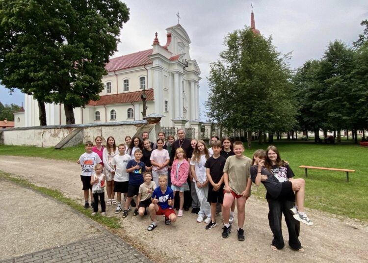 Troškūnų Švč. Trejybės bažnyčios klebono Tomo Paliukėno organizuotoje katalikiškoje stovykloje laiką leido per dvidešimt vaikų.              Troškūnų Švč. Trejybės bažnyčios ir vienuolyno ansamblio nuotr.