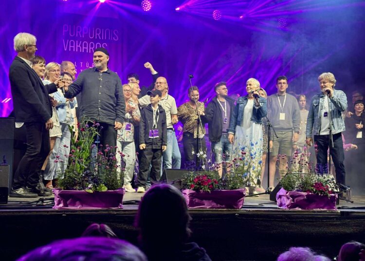„Dainos teatras“ kartu su savanoriais scenoje uždarė festivalį bendru himnu.