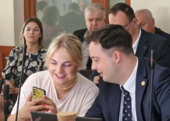 Anykščių rajono tarybos Etikos komisija rinkosi aiškintis dėl Tėvynės sąjungos-Lietuvos krikščionių demokratų atstovų rajono Taryboje Gabrielės Griauzdaitės-Patumsienės ir Šarūno Grigonio etikos.