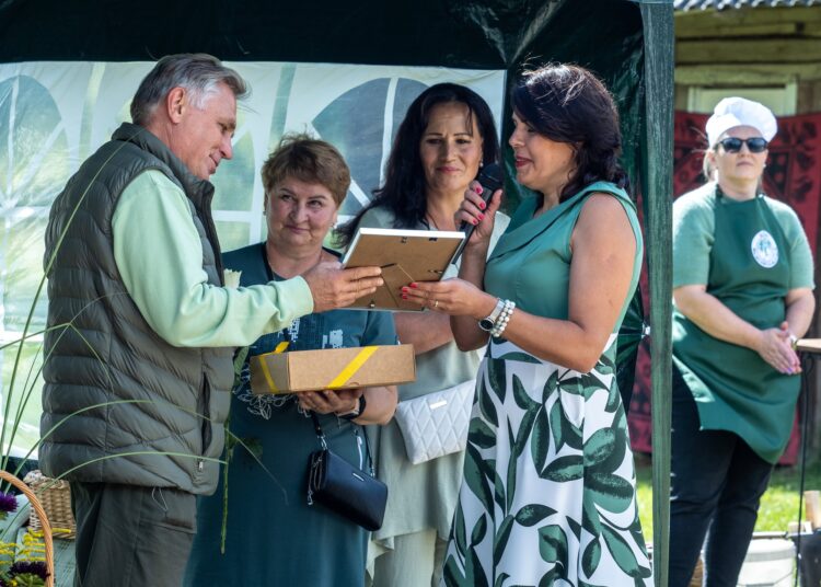 Šventės džiaugsme. Iš kairės: didžių sumanymų rėmėjas, verslininkas, butėnietis Petras Baronas, Aida Palskienė, Rima Rimkuvienė ir Jurgita Navikienė.