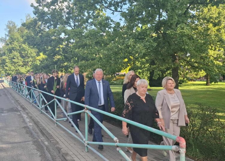 Kartu su gimnazistais pirmose gretose prie Laimės žiburio žygiavo ir Anykščių rajono meras Kęstutis Tubis.