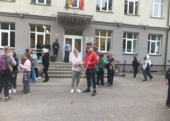 Žygiui besiruošiant. Troškūnų Kazio Inčiūros gimnazijos direktorė Vilma Žvybienė ir keliavedys Raimondas Guobis