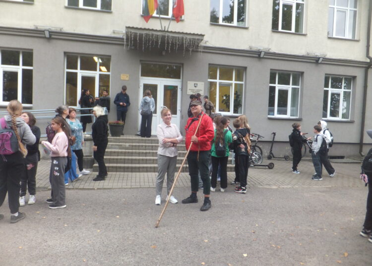 Žygiui besiruošiant. Troškūnų Kazio Inčiūros gimnazijos direktorė Vilma Žvybienė ir keliavedys Raimondas Guobis