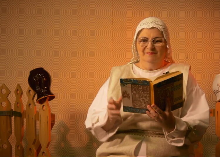 Poetė, vertėja, kultūros darbuotoja, daug metų dirbanti Utenos kultūros centre R. Katinaitė-Lumpickienė ne tik organizuoja šventes, kuria scenarijus, „pagardintus“ tarmišku žodžiu, bet ir pati vaidina, yra nuolatinė švenčių, puoselėjančių lietuvių kalbą, tarmišką žodį, dalyvė.
