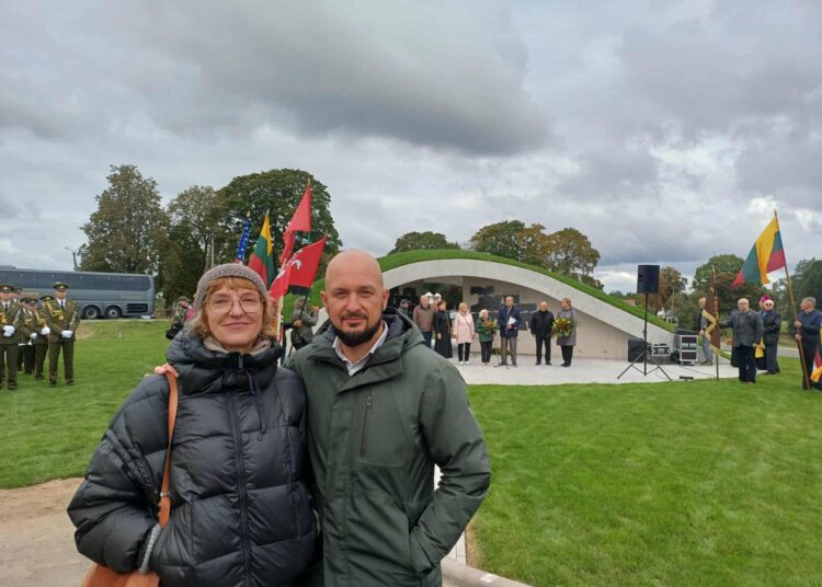 Paminklo autorius architektas vilnietis Andrius Marma ir Anykščių rajono vyriausioji architektė Daiva Gasiūnienė, kuri organizavo idėjų konkursą geriausiam paminklui parengti.