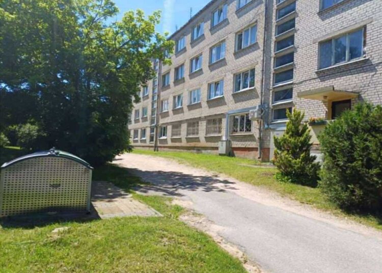1966-aisiais pastatytas bendrabutis architektų vaizduotės proveržiu netapo – tipiškas sovietmečio statinys su vis dar neišblėsusiu to laikmečio kvapu.