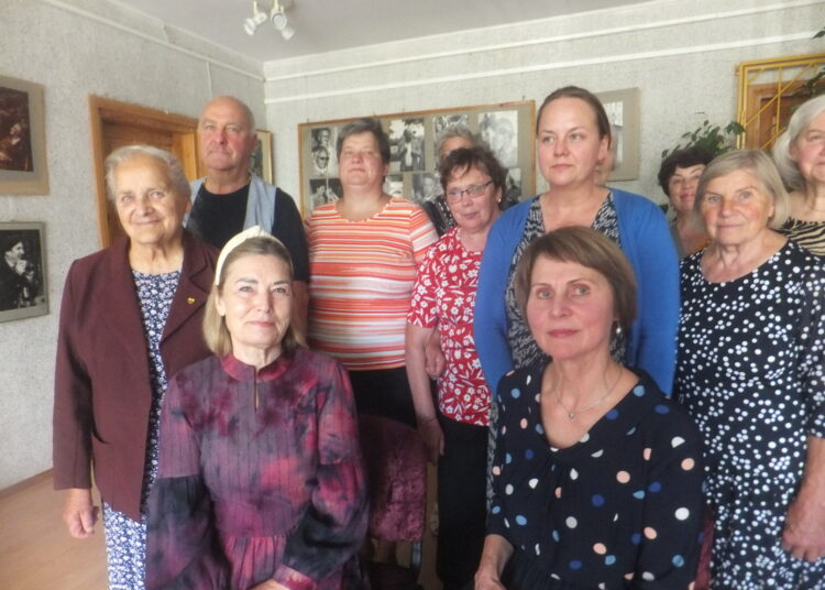 Parodos atidarymo akimirkos: atvyko svečiai nuo Šimonių – Aldona Bagdonienė ir Henrikas Gineika. Tarp susirinkusiųjų – ir abi Svėdasų bibliotekininkės – pirmoji iš dešinės sėdi Aušra Uldukienė, aukščiau jos – Venta Štarienė.