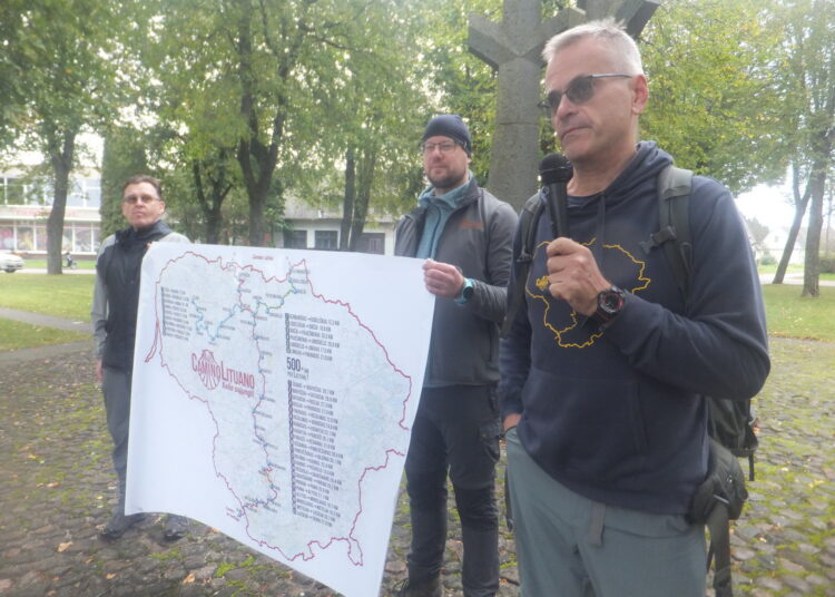 Piligrimų kelio įdomybėmis dalijasi vienas asociacijos kūrėjų Marius Minkevičius (dešinėje).