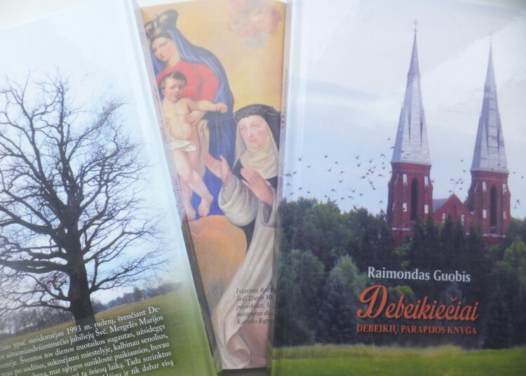 Knygos viršelius puošia aukštieji bažnyčios bokštai bei kadaise švedų pasodintas Mickūnų dvaro ąžuolas.          Autoriaus nuotr.