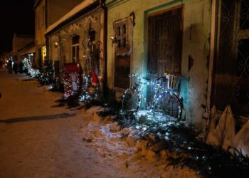 Jau keletą metų iš eilės Troškūnuose per didžiąsias metų šventes suspindi kalėdinis miestelis ar duris atveria Kalėdų rezidencija.				     Jolantos PUPKIENĖS nuotr.