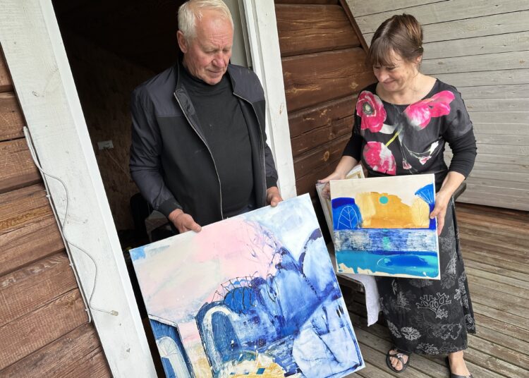 Dailininkė iš Latvijos Ginta Stavrovska džiaugėsi sodybos „Sraigė“ savininko Arvydo Katuokos svetingumu.