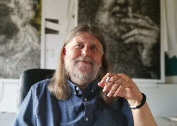 Vilniaus dailės akademijos Kauno fakulteto Dizaino katedros vedėjas, grafikos dizaineris prof. Virgilijus Trakimavičius sakė, kad anykštėnai domisi menu, pažiūrėti parodos ateina ją dar ruošiant. 			           Asmeninio albumo nuotr.