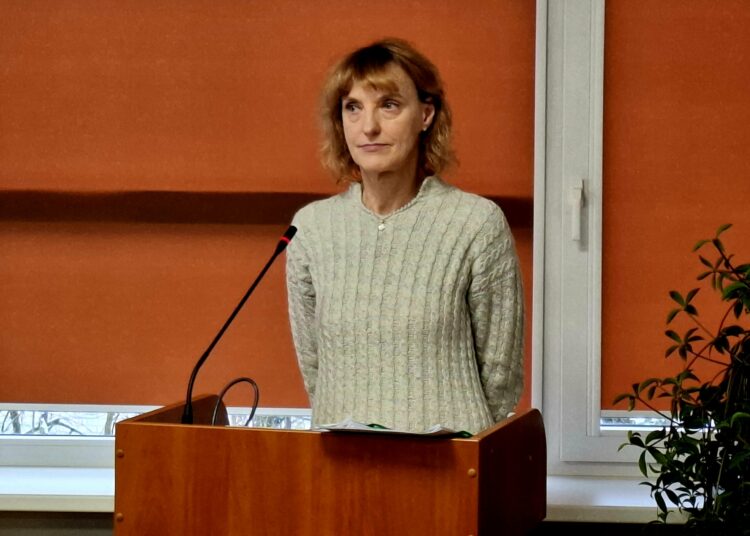 Anykščių rajono vyriausiajai architektei Daivai Gasiūnienei sunkiai sekėsi rasti kalbą su rangovais, kad šie išlaisvintų „trinkelizuotus“ medžius.