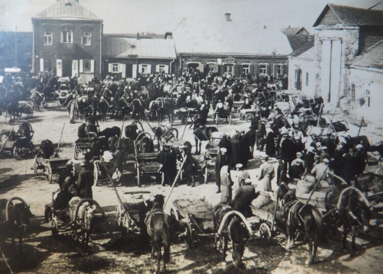 Tarpukario istorijos tyrinėtojas Gediminas Kulikauskas savo 2023 m. išleistoje knygoje „Elektros boikotas“ tipiniam miestelio turgui parodyti pasinaudojo Svėdasų turgaus fotografija. Dešinėje matyti „Baltasis mūras“, o kairiau „Trečioko namas“ – įspūdingi pastatai, kuriuos sunaikino sovietmečiu.