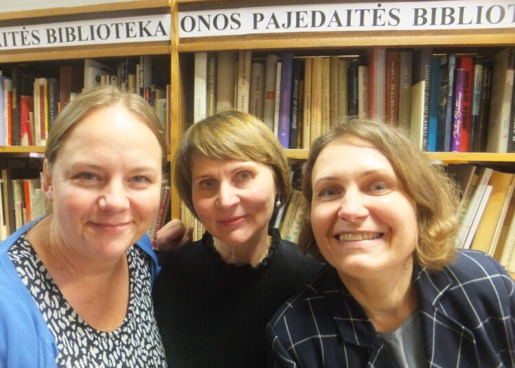Šalia Svėdasų bibliotekoje saugomo svėdasiškės Onos Pajedaitės knygų rinkinio – Anykščių Liudvikos ir Stanislovo Didžiulių viešosios bibliotekos direktorė Jurgita Bugailiškienė (dešinėje) bei Svėdasų bibliotekininkės Aušra Uldukienė ir Venta Štarienė.