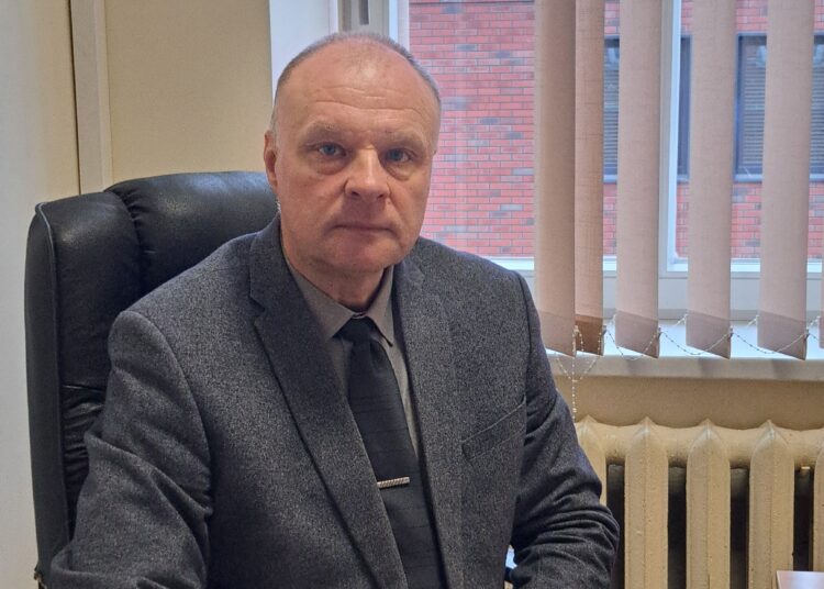 Anykščių rajono ugniagesių tarnybos viršininkas Valdas Tereškevičius priminė, kad prieš keletą metų ugniagesių tarnyba turėjo planų gyventojams teikti kaminų ir krosnių valymo paslaugą, tačiau tokiems planams paprieštaravo Vyriausybės atstovas.