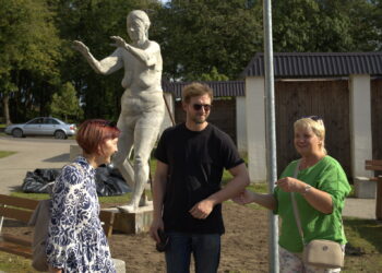 Prie „Liudytojos“ skulptorių Mykolą Sauką už parankės čiupo dvi pro šalį ėjusios gerbėjos, norinčios su autoriumi įsiamžinti.