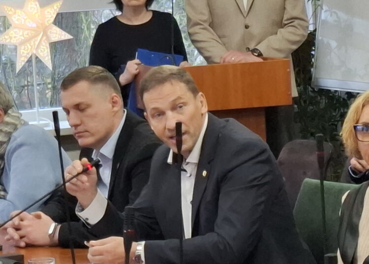 Į Anykščių rajono tarybą pagal Lietuvos valstiečių ir žaliųjų sąjungą išrinktas, vėliau iš šios partijos pašalintas Romas Pačinskas atsakymą į „Anykštos“ paklausimą reziumavo taip: „Į klausimus, kuriuos jums užduoda, jūs atsakote kitaip, tai yra kita mokykla. Be sąžinės, be tiesos.“