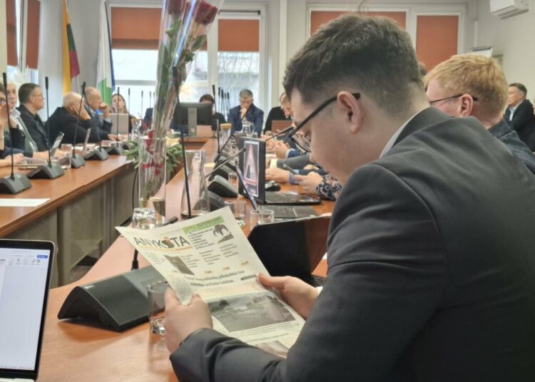 Rajono Tarybos narys Dominykas Puzinas merui Kęstučiui Tubiui sakė: „Mere, aš labai linkiu prieš šventes atrasti ramybę ir ryžtis dialogui su žiniaklaida, kuriai turit asmeninių pykčių, nuoskaudų, kad nevirstų tai visų mūsų nelaime ir kažkokiomis kovomis teismuose“.