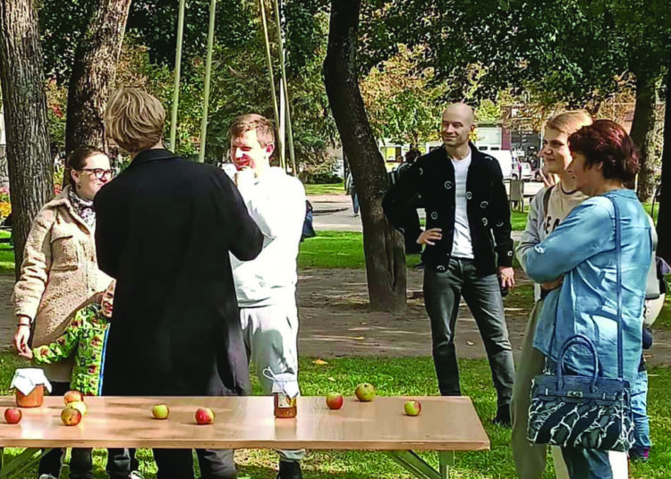 Režisierius, Anykščių savivaldybės Kultūros tarybos narys Aleksandras Špilevojus (trečias iš dešinės) šiais metais vedė edukacijas ir „Obuolinėse“.