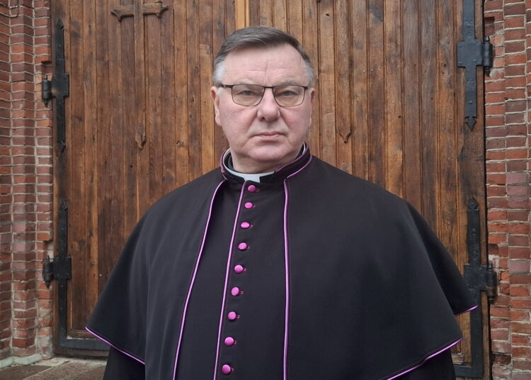 Šiemet 40 kunigystės metų jubiliejų paminėjęs Anykščių parapijos klebonas ir Dabužių Kristaus Žengimo į dangų parapijos bei Debeikių Šv. Jono Krikštytojo parapijos administratorius Petras Baniulis prisipažino, kad jam karjera yra visiškai nesvarbi.