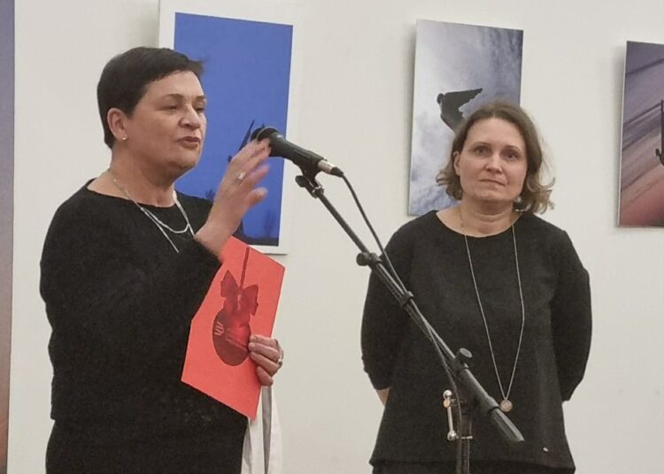 Anykščių L. ir S. Didžiulių viešosios bibliotekos direktorė Jurgita Bugailiškienė (dešinėje) "Anykštos" vyr. redaktorei Gražinai Šmigelskienei padovanojo ką tik išleistą komiksų knygą apie raštijos pradininką Konstantiną Sirvydą bei padėką.