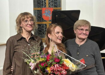 Mildos Daunoraitės koncerto koplyčioje klausėsi ir jos mama, Anykščių rajono vyriausioji architektė Daiva Gasiūnienė, ir močiutė Danutė Stimbirienė.  		              Autorės nuotr.